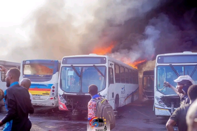  Kinshasa: Un incendie a consumé plusieurs bus déclassés de la société de transport TRANSCO.