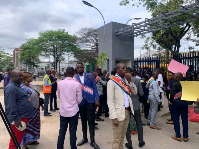  Kinshasa: 10 mois impayés, Les Conseillers communaux organisent un Sit-in devant l'hôtel de ville.  