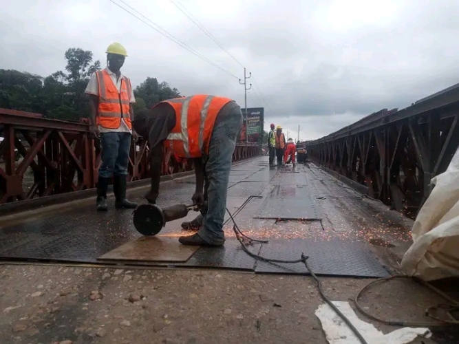  UVIRA: Satisfait des travaux de Réhabilitation du Pont de Déviation sur la rivière Kavimvira, le maire de la ville appel les usagers à l'utilisation responsable de ce ouvrage provisoire.