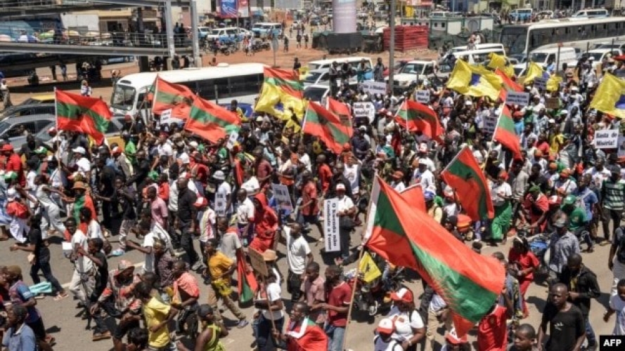  ANGOLA:  des milliers de manifestants à Luanda contre la faim et le gouvernement en place.